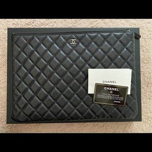 CHANEL Caviar Large Diamond Quilted O-Case CLUTCH